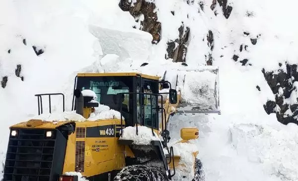 Çığ nedeniyle kapanan yolda mahsur kalan güvenlik korucuları ve hasta kadın kurtarıldı Çığ nedeniyle kapanan yolda mahsur kalan güvenlik korucuları ve hasta kadın kurtarıldı
