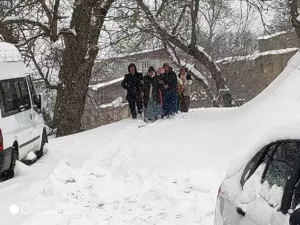 Çığ nedeniyle kapanan yolda mahsur kalan güvenlik korucuları ve hasta kadın kurtarıldı Çığ nedeniyle kapanan yolda mahsur kalan güvenlik korucuları ve hasta kadın kurtarıldı