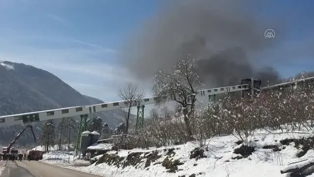 Çimento fabrikasında çıkan yangın söndürüldü Çimento fabrikasında çıkan yangın söndürüldü