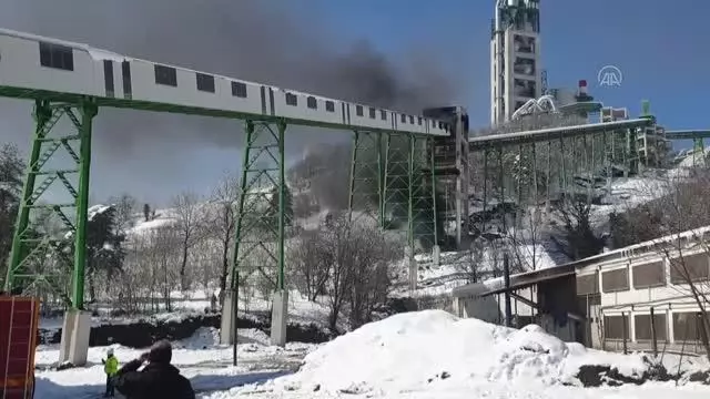 Çimento fabrikasında çıkan yangın söndürüldü Çimento fabrikasında çıkan yangın söndürüldü