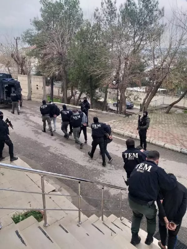 Son dakika gündem: Cizre'de, EYP'li saldırıyla ilgili 2 şüpheli tutuklandı Son dakika gündem: Cizre'de, EYP'li saldırıyla ilgili 2 şüpheli tutuklandı