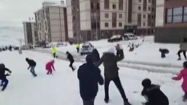 Son dakika: Çocuklar trafik polisleriyle kar topu oynadı Son dakika: Çocuklar trafik polisleriyle kar topu oynadı