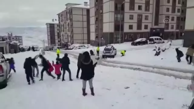 Son dakika: Çocuklar trafik polisleriyle kar topu oynadı Son dakika: Çocuklar trafik polisleriyle kar topu oynadı