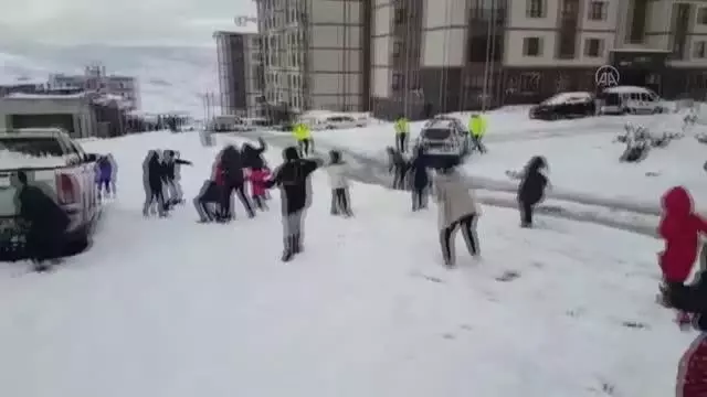 Son dakika: Çocuklar trafik polisleriyle kar topu oynadı Son dakika: Çocuklar trafik polisleriyle kar topu oynadı