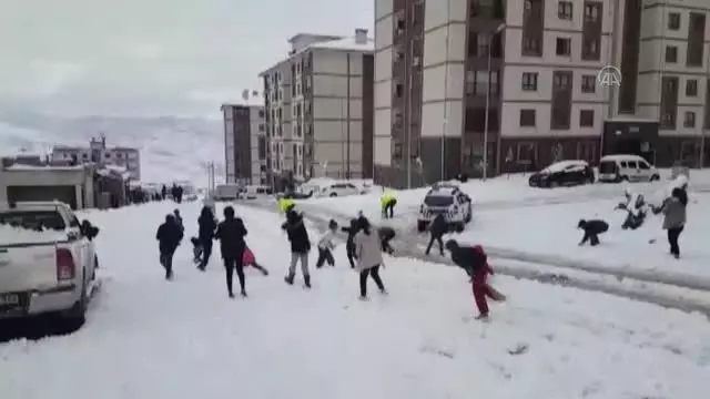 Son dakika: Çocuklar trafik polisleriyle kar topu oynadı Son dakika: Çocuklar trafik polisleriyle kar topu oynadı