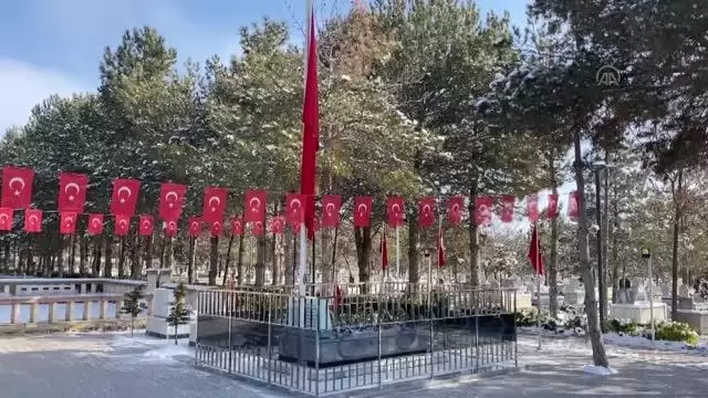 Çukurkuyu Belediye Başkanı Ahmet Halisdemir, doğum gününde şehit Halisdemir'in kabrini ziyaret etti Çukurkuyu Belediye Başkanı Ahmet Halisdemir, doğum gününde şehit Halisdemir'in kabrini ziyaret etti