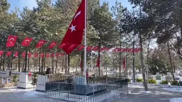 Çukurkuyu Belediye Başkanı Ahmet Halisdemir, doğum gününde şehit Halisdemir'in kabrini ziyaret etti Çukurkuyu Belediye Başkanı Ahmet Halisdemir, doğum gününde şehit Halisdemir'in kabrini ziyaret etti