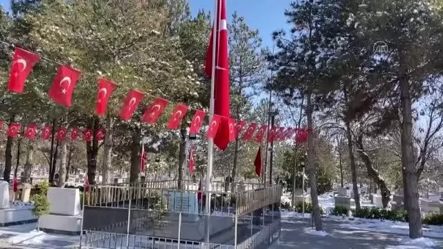 Çukurkuyu Belediye Başkanı Ahmet Halisdemir, doğum gününde şehit Halisdemir'in kabrini ziyaret etti Çukurkuyu Belediye Başkanı Ahmet Halisdemir, doğum gününde şehit Halisdemir'in kabrini ziyaret etti