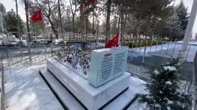 Çukurkuyu Belediye Başkanı Ahmet Halisdemir, doğum gününde şehit Halisdemir'in kabrini ziyaret etti Çukurkuyu Belediye Başkanı Ahmet Halisdemir, doğum gününde şehit Halisdemir'in kabrini ziyaret etti