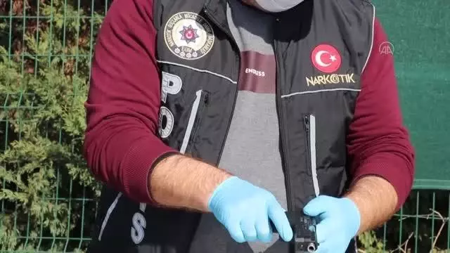 Denetimler sırasında üzerinde uyuşturucu bulunan kişi gözaltına alındı Denetimler sırasında üzerinde uyuşturucu bulunan kişi gözaltına alındı