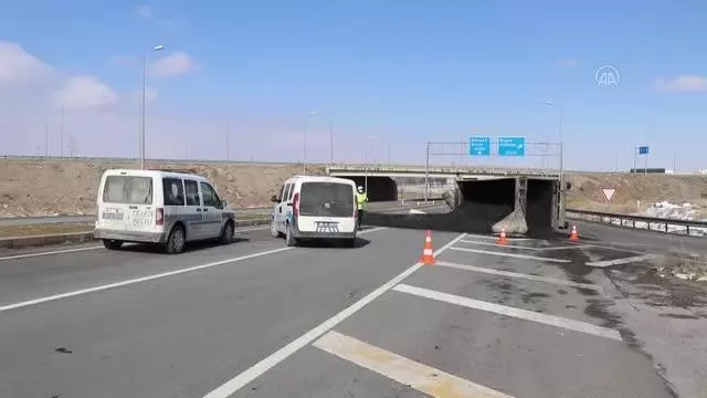 Devrilen kömür tozu yüklü tırın sürücüsü yaralandı Devrilen kömür tozu yüklü tırın sürücüsü yaralandı