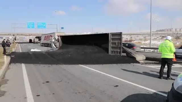 Devrilen kömür tozu yüklü tırın sürücüsü yaralandı Devrilen kömür tozu yüklü tırın sürücüsü yaralandı