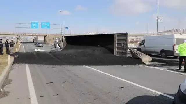 Devrilen kömür tozu yüklü tırın sürücüsü yaralandı Devrilen kömür tozu yüklü tırın sürücüsü yaralandı