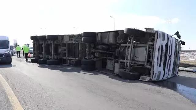 Devrilen kömür tozu yüklü tırın sürücüsü yaralandı Devrilen kömür tozu yüklü tırın sürücüsü yaralandı
