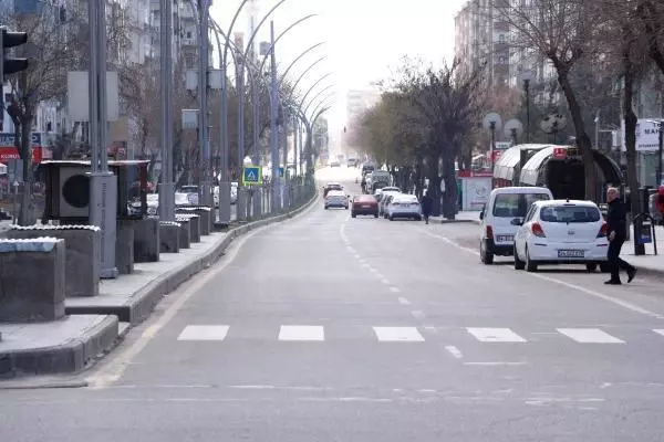 Diyarbakır'da cadde ve sokaklar boş kaldı Diyarbakır'da cadde ve sokaklar boş kaldı