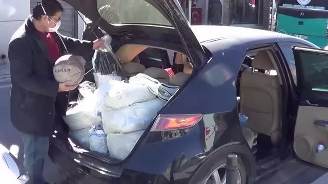 Dört arkadaş, ihtiyaç sahibi ailelerin yuvasına mutluluk taşıyor Dört arkadaş, ihtiyaç sahibi ailelerin yuvasına mutluluk taşıyor