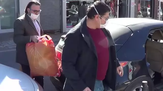 Dört arkadaş, ihtiyaç sahibi ailelerin yuvasına mutluluk taşıyor Dört arkadaş, ihtiyaç sahibi ailelerin yuvasına mutluluk taşıyor