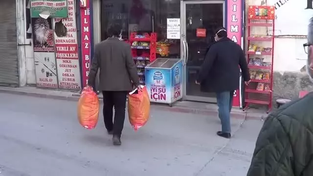 Dört arkadaş, ihtiyaç sahibi ailelerin yuvasına mutluluk taşıyor Dört arkadaş, ihtiyaç sahibi ailelerin yuvasına mutluluk taşıyor