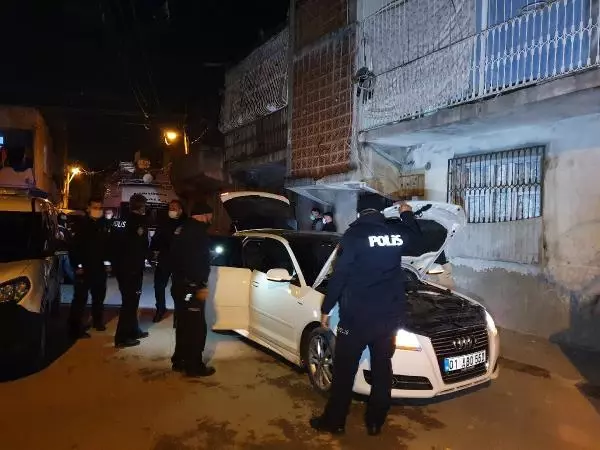 'Dur' ihtarına uymayan ehliyetsiz sürücü ve 3 arkadaşı, kovalamacayla yakalandı 'Dur' ihtarına uymayan ehliyetsiz sürücü ve 3 arkadaşı, kovalamacayla yakalandı