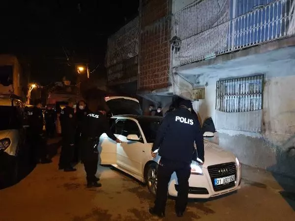 'Dur' ihtarına uymayan ehliyetsiz sürücü ve 3 arkadaşı, kovalamacayla yakalandı 'Dur' ihtarına uymayan ehliyetsiz sürücü ve 3 arkadaşı, kovalamacayla yakalandı