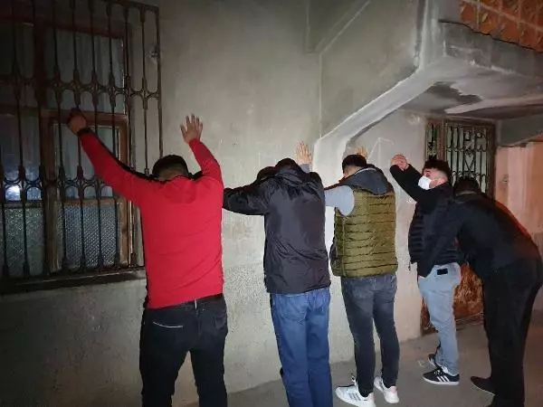 'Dur' ihtarına uymayan ehliyetsiz sürücü ve 3 arkadaşı, kovalamacayla yakalandı 'Dur' ihtarına uymayan ehliyetsiz sürücü ve 3 arkadaşı, kovalamacayla yakalandı