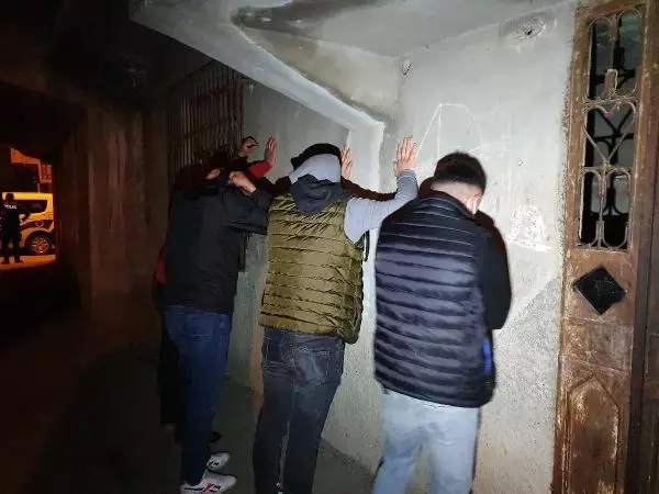 'Dur' ihtarına uymayan ehliyetsiz sürücü ve 3 arkadaşı, kovalamacayla yakalandı 'Dur' ihtarına uymayan ehliyetsiz sürücü ve 3 arkadaşı, kovalamacayla yakalandı