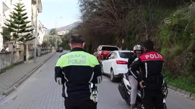 'Dur' ihtarına uymayan sürücüye sokağa çıkma kısıtlaması ve trafik kuralı ihlalinden ceza kesildi 'Dur' ihtarına uymayan sürücüye sokağa çıkma kısıtlaması ve trafik kuralı ihlalinden ceza kesildi