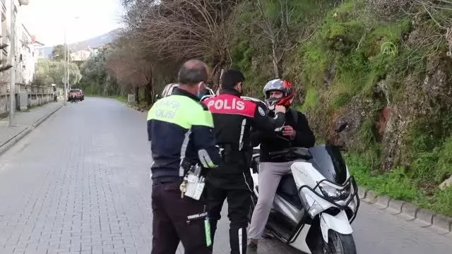 'Dur' ihtarına uymayan sürücüye sokağa çıkma kısıtlaması ve trafik kuralı ihlalinden ceza kesildi 'Dur' ihtarına uymayan sürücüye sokağa çıkma kısıtlaması ve trafik kuralı ihlalinden ceza kesildi