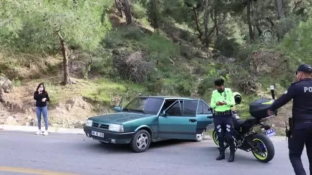 'Dur' ihtarına uymayan sürücüye sokağa çıkma kısıtlaması ve trafik kuralı ihlalinden ceza kesildi 'Dur' ihtarına uymayan sürücüye sokağa çıkma kısıtlaması ve trafik kuralı ihlalinden ceza kesildi