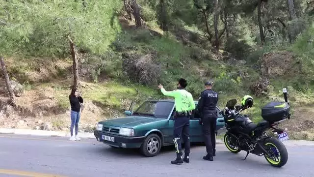 'Dur' ihtarına uymayan sürücüye sokağa çıkma kısıtlaması ve trafik kuralı ihlalinden ceza kesildi 'Dur' ihtarına uymayan sürücüye sokağa çıkma kısıtlaması ve trafik kuralı ihlalinden ceza kesildi