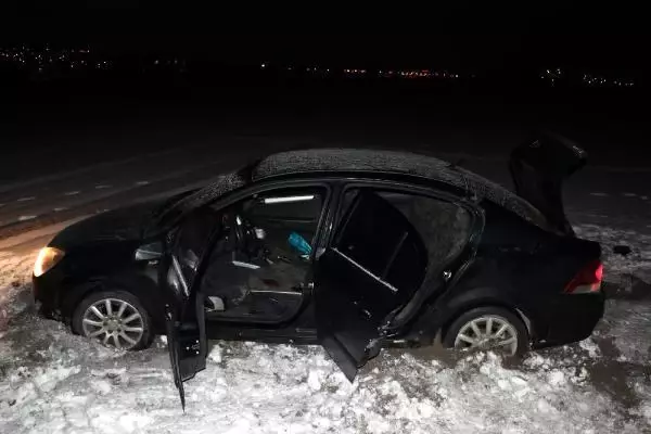 'Dur' ihtarına uymayıp, 40 kilometre kaçan otomobilin sürücüsü tarlaya uçtu 'Dur' ihtarına uymayıp, 40 kilometre kaçan otomobilin sürücüsü tarlaya uçtu