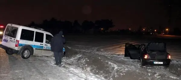 'Dur' ihtarına uymayıp, 40 kilometre kaçan otomobilin sürücüsü tarlaya uçtu 'Dur' ihtarına uymayıp, 40 kilometre kaçan otomobilin sürücüsü tarlaya uçtu
