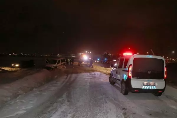 'Dur' ihtarına uymayıp, 40 kilometre kaçan otomobilin sürücüsü tarlaya uçtu 'Dur' ihtarına uymayıp, 40 kilometre kaçan otomobilin sürücüsü tarlaya uçtu