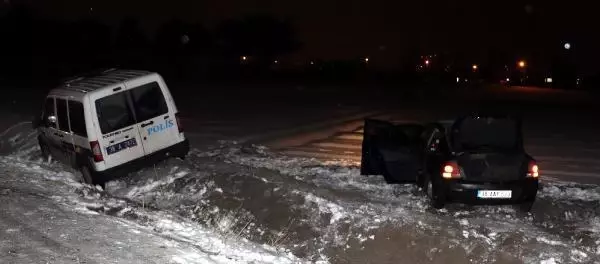 'Dur' ihtarına uymayıp, 40 kilometre kaçan otomobilin sürücüsü tarlaya uçtu 'Dur' ihtarına uymayıp, 40 kilometre kaçan otomobilin sürücüsü tarlaya uçtu