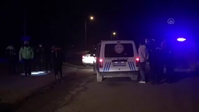 'Dur' ihtarına uymayıp bekçilerin üzerine sürdüğü araçla kaçan kişi yakalandı 'Dur' ihtarına uymayıp bekçilerin üzerine sürdüğü araçla kaçan kişi yakalandı