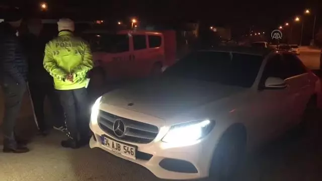 'Dur' ihtarına uymayıp bekçilerin üzerine sürdüğü araçla kaçan kişi yakalandı 'Dur' ihtarına uymayıp bekçilerin üzerine sürdüğü araçla kaçan kişi yakalandı
