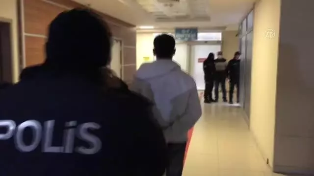 'Dur' ihtarına uymayıp bekçilerin üzerine sürdüğü araçla kaçan kişi yakalandı 'Dur' ihtarına uymayıp bekçilerin üzerine sürdüğü araçla kaçan kişi yakalandı