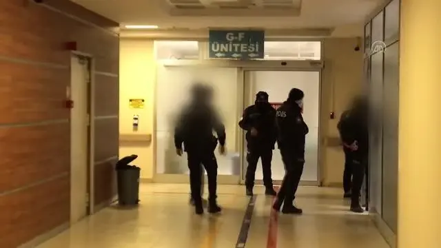'Dur' ihtarına uymayıp bekçilerin üzerine sürdüğü araçla kaçan kişi yakalandı 'Dur' ihtarına uymayıp bekçilerin üzerine sürdüğü araçla kaçan kişi yakalandı