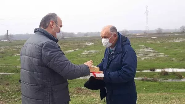 Edirne Valisi Canalp, koyun otlatırken maske takan vatandaşa teşekkür etti Edirne Valisi Canalp, koyun otlatırken maske takan vatandaşa teşekkür etti