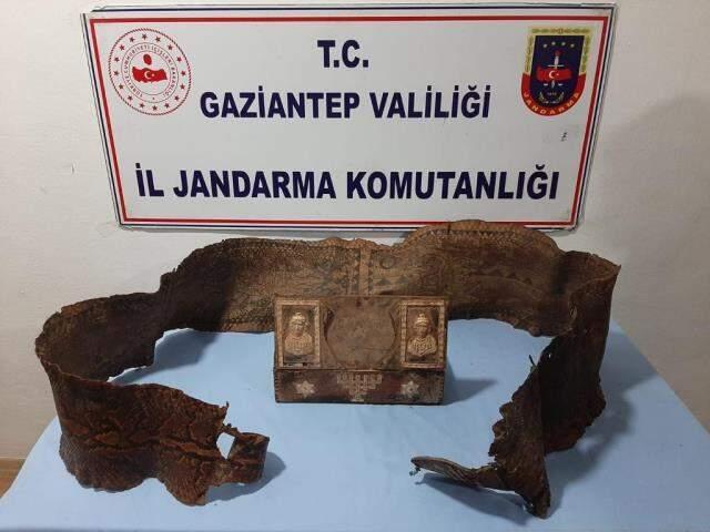 Ekipler suçüstü yakaladı! Orta Çağ'dan kalma İbranice yazıların bulunduğu piton derisi ele geçirildi Ekipler suçüstü yakaladı! Orta Çağ'dan kalma İbranice yazıların bulunduğu piton derisi ele geçirildi