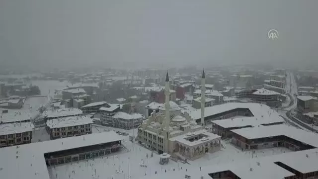 Erciş ilçesi kar yağışıyla beyaza büründü Erciş ilçesi kar yağışıyla beyaza büründü