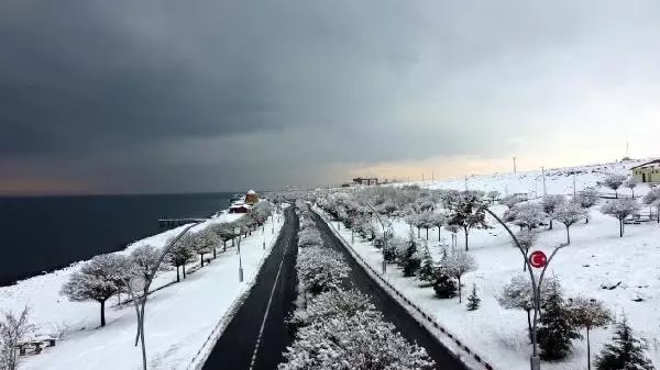 Erciş'in eşsiz kar manzarası havadan görüntülendi Erciş'in eşsiz kar manzarası havadan görüntülendi