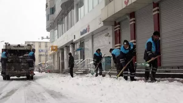 Erciş'te kar yağışı; kısıtlamadan muaf esnaf, dükkan önlerini temizledi Erciş'te kar yağışı; kısıtlamadan muaf esnaf, dükkan önlerini temizledi