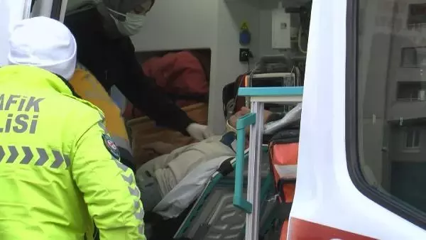 Esenyurt'ta takla atan otomobilin sürücüsü yaralandı Esenyurt'ta takla atan otomobilin sürücüsü yaralandı