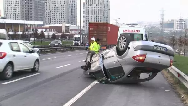 Esenyurt'ta takla atan otomobilin sürücüsü yaralandı Esenyurt'ta takla atan otomobilin sürücüsü yaralandı