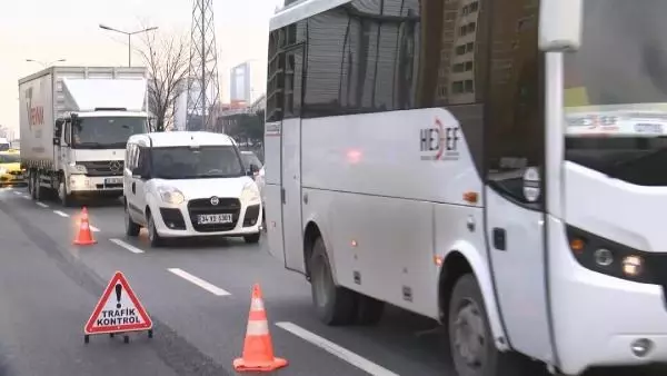 Esenyurt'ta takla atan otomobilin sürücüsü yaralandı Esenyurt'ta takla atan otomobilin sürücüsü yaralandı
