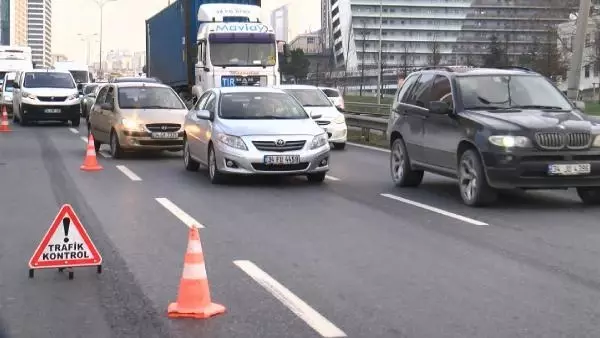 Esenyurt'ta takla atan otomobilin sürücüsü yaralandı Esenyurt'ta takla atan otomobilin sürücüsü yaralandı