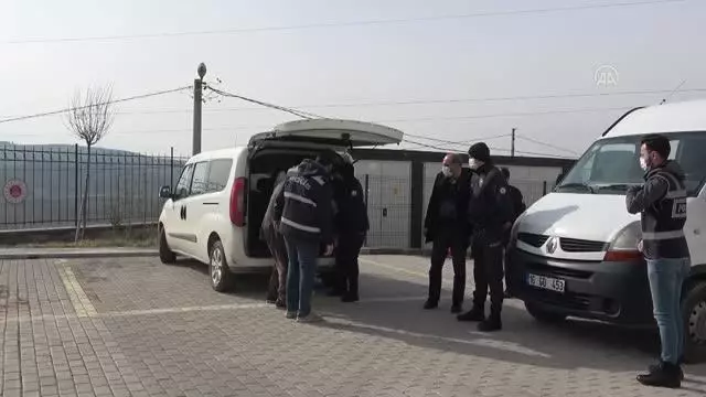 Evde ölü bulunan kadının gözaltına alınan ağabeyi ve yengesi adliyede Evde ölü bulunan kadının gözaltına alınan ağabeyi ve yengesi adliyede
