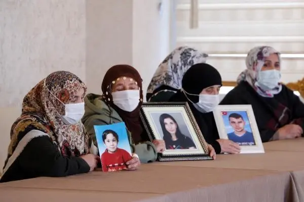 Evlat nöbetindeki baba: Türkiye'nin ve Kürtlerin baş düşmanı HDP ve PKK'dır Evlat nöbetindeki baba: Türkiye'nin ve Kürtlerin baş düşmanı HDP ve PKK'dır