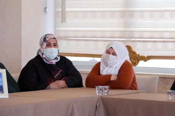 Evlat nöbetindeki baba: Türkiye'nin ve Kürtlerin baş düşmanı HDP ve PKK'dır Evlat nöbetindeki baba: Türkiye'nin ve Kürtlerin baş düşmanı HDP ve PKK'dır